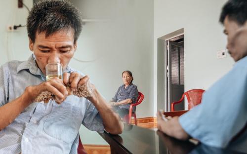 Số phận cay đắng của "người cây" kì lạ nhất Việt Nam: Mẹ cõng con đi điều trị gần 50 năm, phải uống thuốc ngủ để quên cơn đau