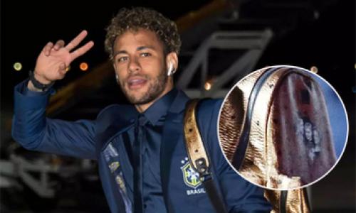Neymar đeo balô mạ vàng in hình cả gia đình khi đến Nga dự World Cup