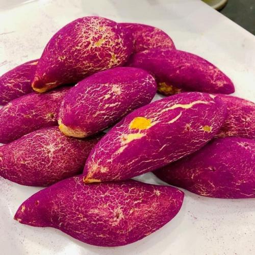 Bánh mì khoai lang tím “siêu thực” sốt trên chợ mạng, ngày làm 500 chiếc cũng không đủ bán