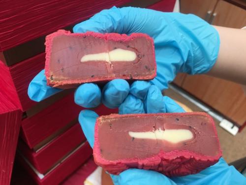 Lạ vị với bánh trung thu thanh long, "bỏng tay" với hộp bánh dát vàng