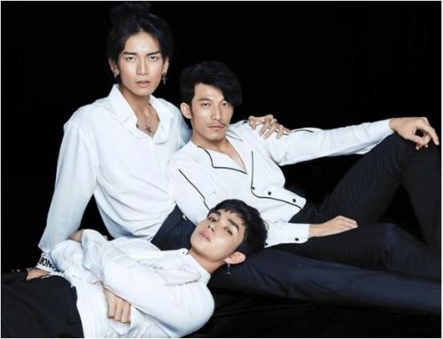 H’Hen Niê khoe mặt mộc vẫn đẹp rạng ngời, Liên Bỉnh Phát bị bạn thân tiết lộ "tình tay ba" -P.N 