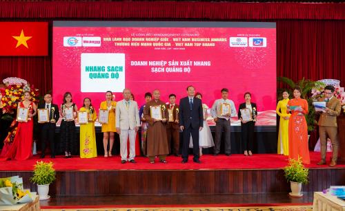 Cơ sở sản xuất Nhang Sạch Quảng Độ biến cái Tâm thành việc làm thiết thực để giúp đỡ những con người khó khăn.