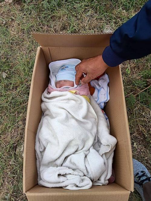 Bé gái sơ sinh bị bỏ rơi ven đường kèm lời nhắn “tôi không nuôi được cháu” -Nguyễn Đức 