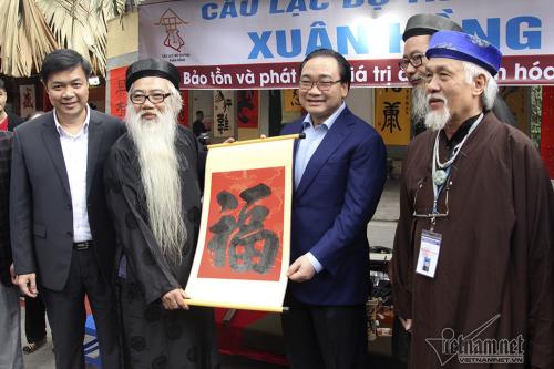 Bí thư Hà Nội đi chợ hoa Hàng Lược, được thầy đồ tặng chữ 'Phúc'