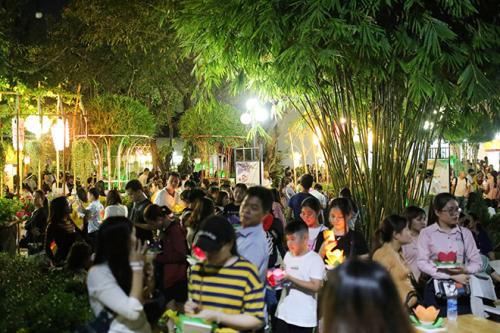 "Biển người" đi thả hoa đăng báo hiếu, sông Sài Gòn rực sáng dịp lễ Vu Lan -Đông Thịnh 