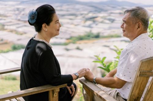 Ngưỡng mộ mối tình gần 40 năm vẫn “xanh ngát” của bố mẹ Á hậu Thuỳ Dung