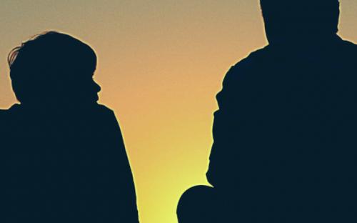 Giàu hay nghèo không quan trọng: 10 năm sau, thứ tốt nhất bạn để lại cho con cái không phải nhà xe, sổ tiết kiệm, mà chính là "cách kiếm sống" và "cách làm người"