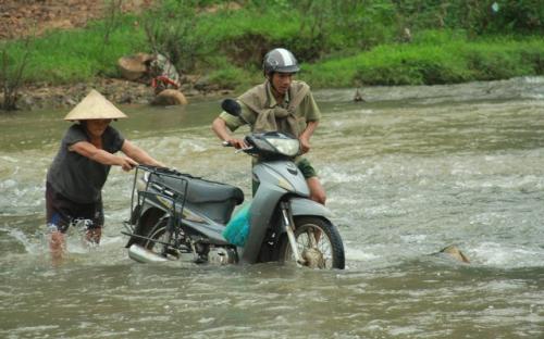 Về vùng cao Bắc Giang nhìn người dân quanh năm vượt sông, lội suối để ra khỏi “lũy tre làng”