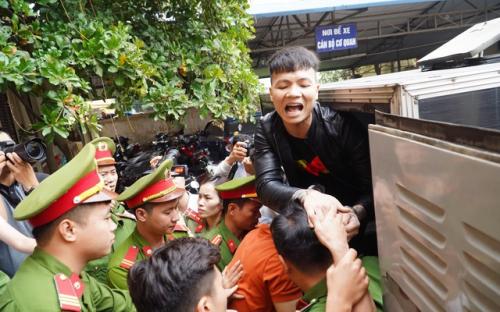 Khá bảnh xin "ôm mẹ một cái" rồi cười vẫy chào mọi người trước khi bước lên xe thùng