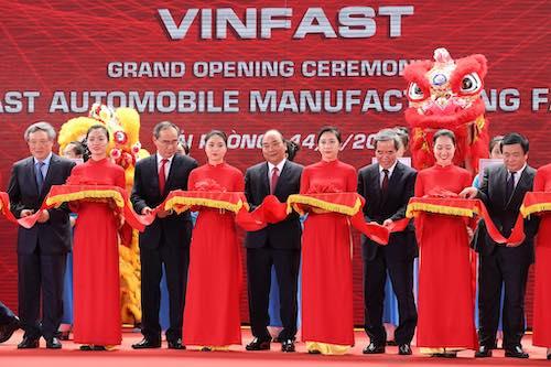 Thủ tướng muốn VinFast 'tạo bản sắc người Việt trên mỗi chiếc xe'
