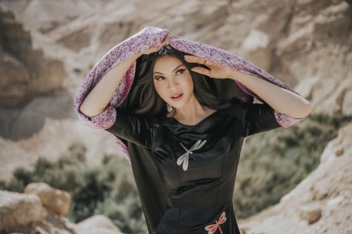 MC Thanh Mai thả dáng cùng áo dài trên sa mạc Israel