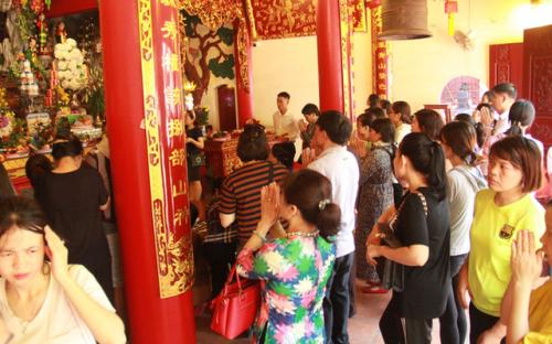 Hà Nội: Phủ Tây Hồ tấp nập người dân đến cầu bình an nhân ngày lễ Vu Lan