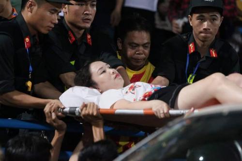 CĐV nước ngoài bàng hoàng vì "thảm họa" pháo sáng của bóng đá Việt Nam