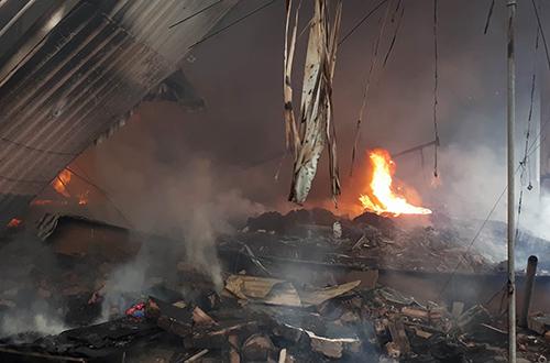 Chợ hơn 1000 m2 ở Hà Nội bốc cháy dữ dội