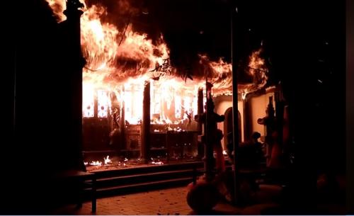 Hà Nội: Đền Quan Tam Lâm Du bốc cháy ngùn ngụt trong đêm