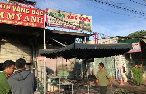 Đắk Lắk: 2 cô gái chết ngạt trong cửa hàng hoa bị thiêu rụi