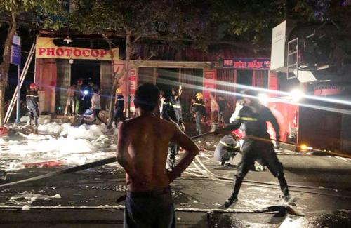 Cháy tiệm photocopy ở Sài Gòn, bố mẹ bất lực nhìn con 2 tuổi tử vong