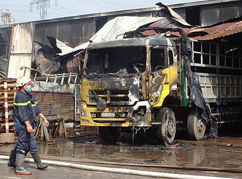 Nhiều ôtô cháy khi lửa bùng lên ở kho hàng ven Sài Gòn