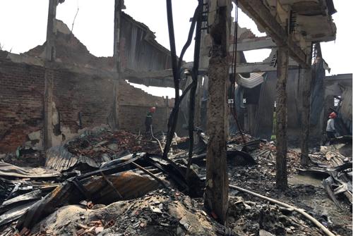 Cháy xưởng nhựa ven Sài Gòn, cột khói cao hàng trăm mét