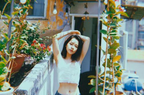 Tung hình thanh xuân nhưng Chi Pu lại gợi cảm quá đà như Sulli chụp ảnh ‘lolita’?