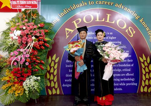 Ban giám đốc Công ty Nhôm Nam Sung nhận bằng Tiến sĩ danh dự từ Đại học Apollos - Mỹ