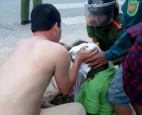 Đại úy CSGT cởi áo cầm máu cho người bị TNGT