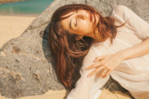 Diễm My 9X diện váy mỏng tang gợi cảm