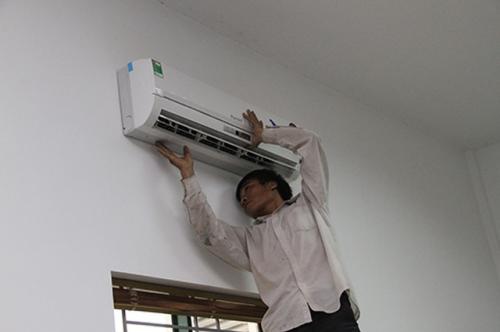 Thợ điều hòa trải lòng về "góc khuất" của nghề