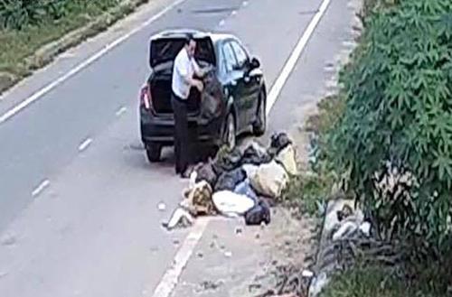 Tài xế bị phạt ba triệu đồng vì lái ôtô chở rác đổ giữa đường