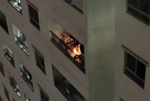 Sinh viên thuê trọ đốt vàng mã ở ban công chung cư Hà Nội