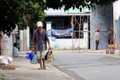 Cụ ông 100 tuổi với gần một thế kỉ miệt mài bán bánh nuôi con tật nguyền