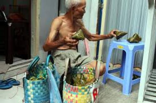 Cụ ông 100 tuổi với gần một thế kỉ miệt mài bán bánh nuôi con tật nguyền