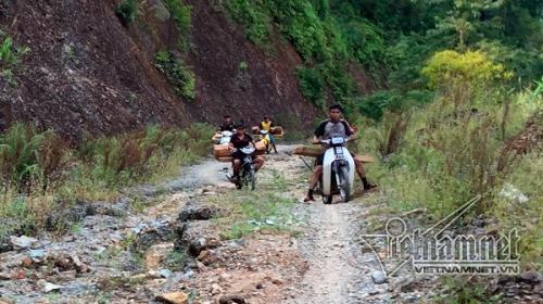 Thừa Thiên - Huế: Đường 500 tỷ đình trệ, máy móc vùi trong núi lở