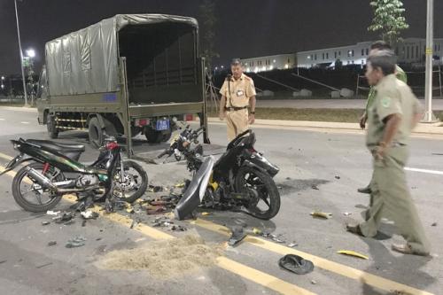 Đua xe tông nhau nát bươm, 2 người chết ở TP.HCM