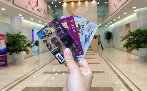 Thu nhập chưa ổn định, sinh viên có nên dùng thẻ tín dụng?