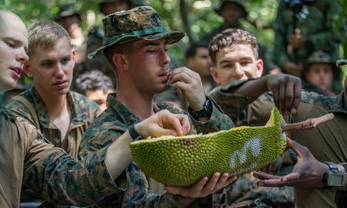Ảnh lính Mỹ nếm mít, sầu riêng gây sốt trên mạng xã hội