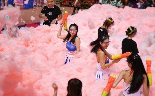 24h qua ảnh: Các cô gái chơi đùa trong bể nước ớt cay ở Trung Quốc