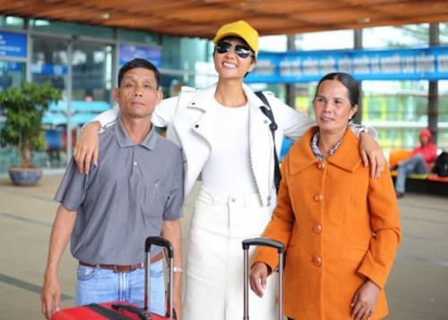 H’Hen Niê tiết lộ món quà đầu tiên tặng cha bằng tiền đi giúp việc