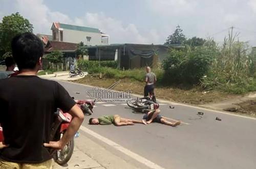 Hòa Bình: Hai xe máy đấu đầu, 3 thanh niên nằm im giữa đường