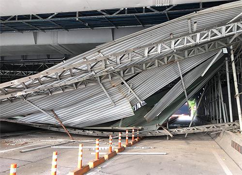 Xe tải kéo sập giàn giáo trước hầm Thủ Thiêm đã nới chiều cao