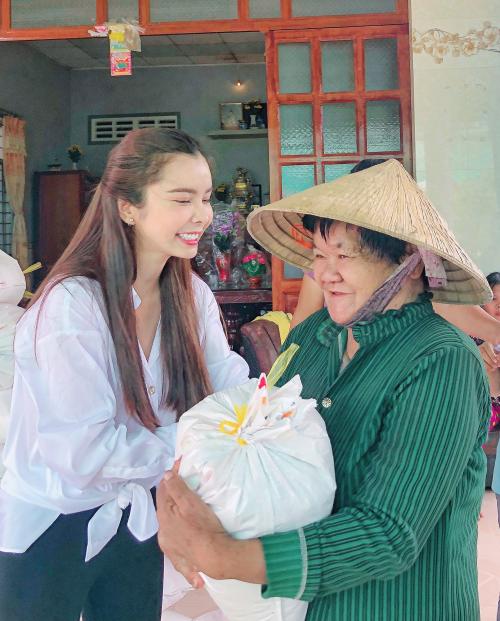 Hoa hậu được "ghép đôi" với Công Phượng về quê tặng 1.000kg gạo -Phan Trai Úc 