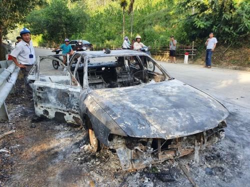 Quảng Ngãi:  Ô tô cháy rụi, cha ôm con trai lao khỏi xe thoát thân