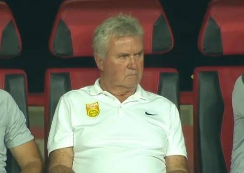 HLV Guus Hiddink thất thần, bất lực trước 2 cầu thủ U22 Việt Nam -Đông Hưng 