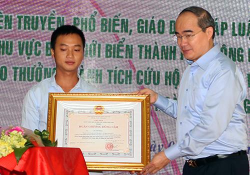 Tặng Huân chương cho ngư dân cứu người vụ chìm tàu sông Hàn