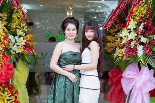 'Cô bé mót điều' trở thành giám đốc của thương hiệu mỹ phẩm