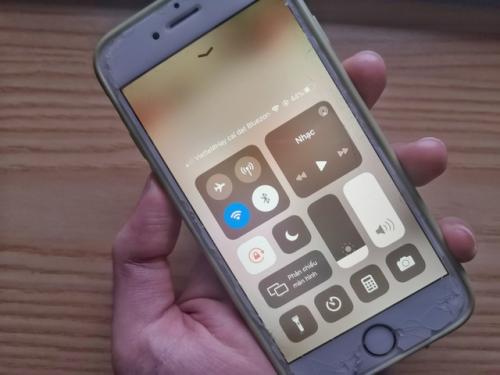 Dân mạng thích thú với thông điệp "Hãy cài Bluezone" trên điện thoại