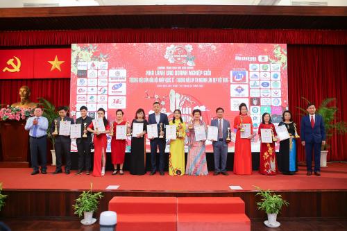 Vinh Danh Nhà Lãnh Đạo Doanh Nghiệp Giỏi – Thương Hiệu Dẫn Dầu Hội Nhập Quốc Tế - Thương Hiệu làm Đẹp Uy Tín Việt Nam 2022
