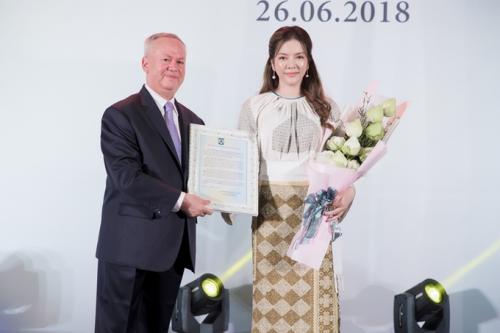 Mẹ đẻ mừng Lý Nhã Kỳ nhậm chức Lãnh sự danh dự Romania