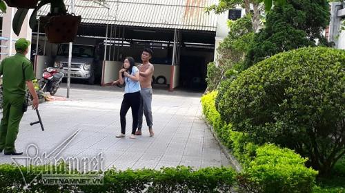 TT-Huế: Cô gái bị kẻ xăm trổ xông vào trụ sở dùng dao khống chế