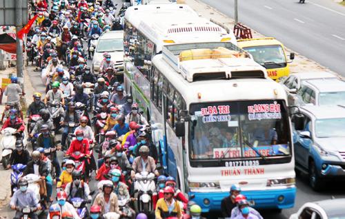 Dòng xe nối dài nhiều km chờ qua cầu, phà về miền Tây